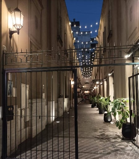 Algunos detalles de 1920 todavía se conservan en el pasaje, como el portón de hierro, los balcones de estilo francés y los faroles coloniales