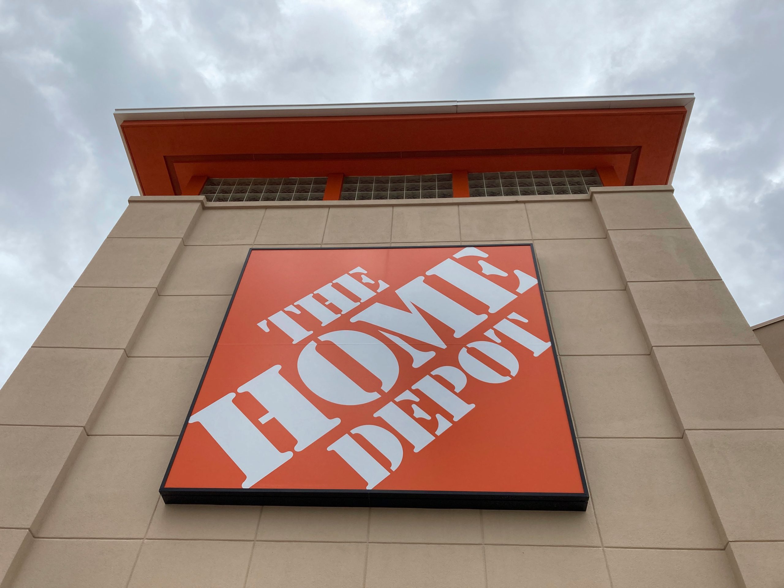 Las tiendas de Home Depot cerrarán el 27 de noviembre y reabrirán para el Black Friday (AP foto/Wilfredo Lee)