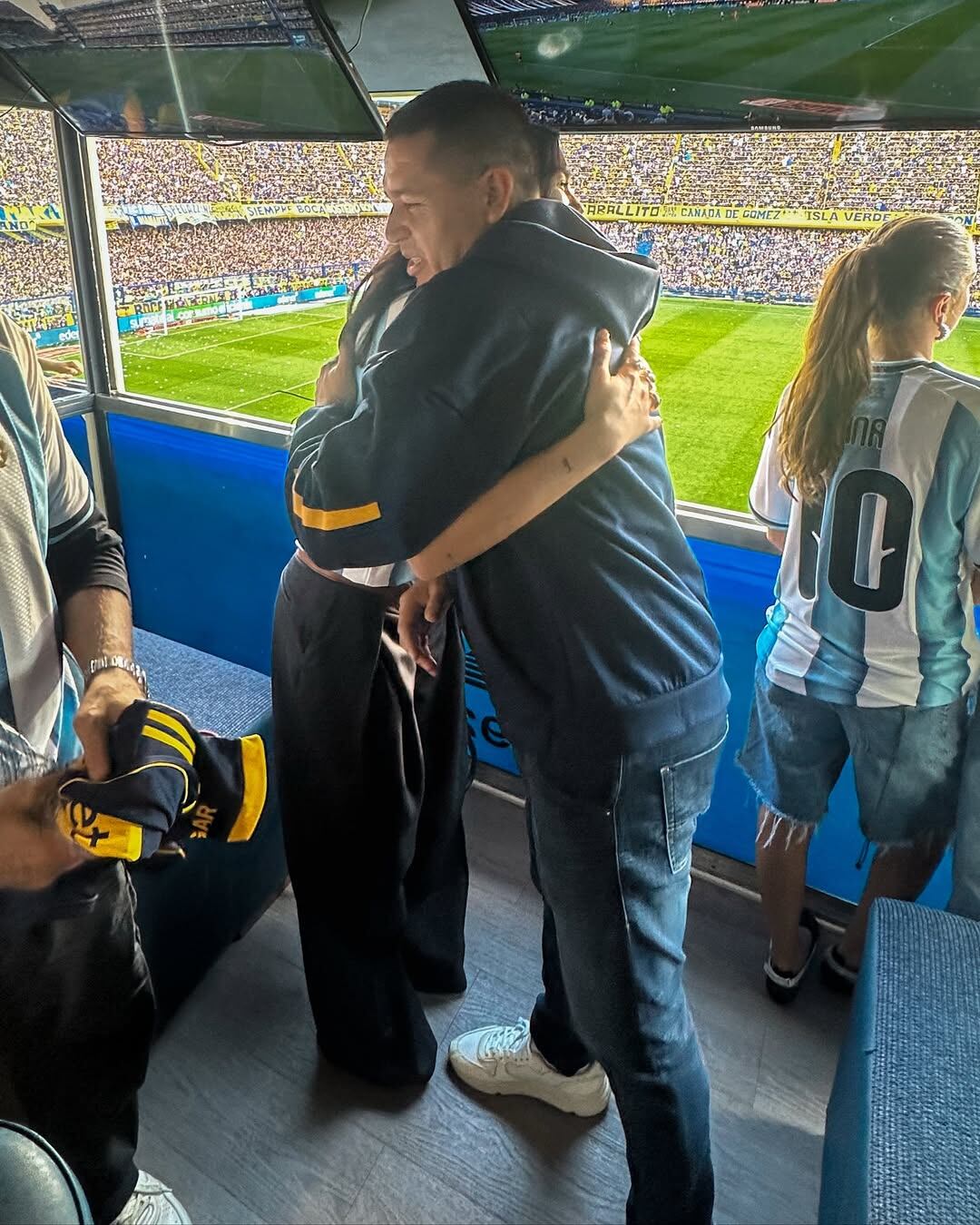 La cantante junto al presidente de Boca. (Foto: bocajrs/Instagram)