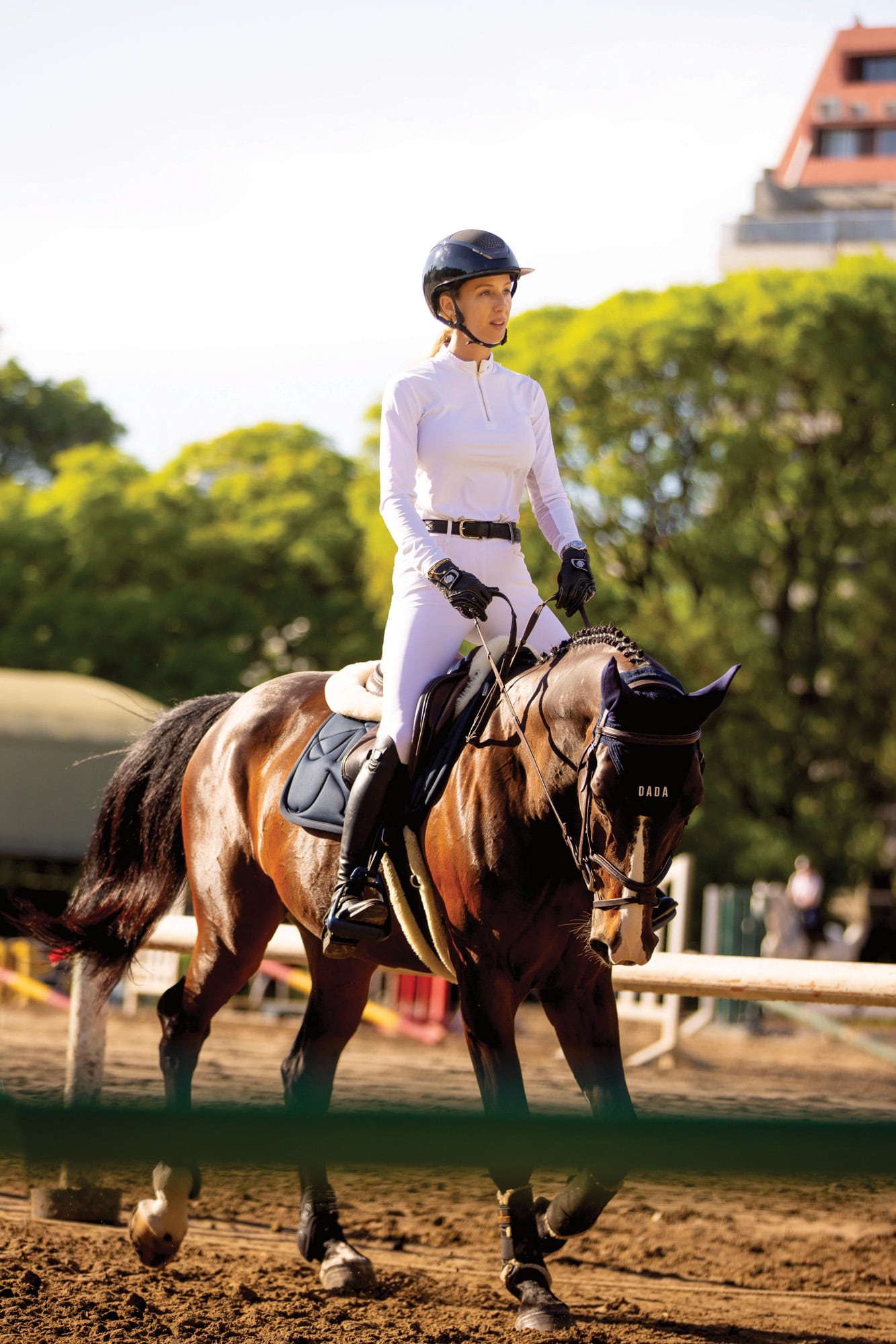 La amazona y su caballo, Centurión, salen a la pista con total look Dada Sport, la marca de lujo francesa de equitación de la que ella es flamante embajadora. “Salté el Small Tour 130 y me entrenó Damián Ancic, jinete internacional y tricampeón nacional”, revela Strom