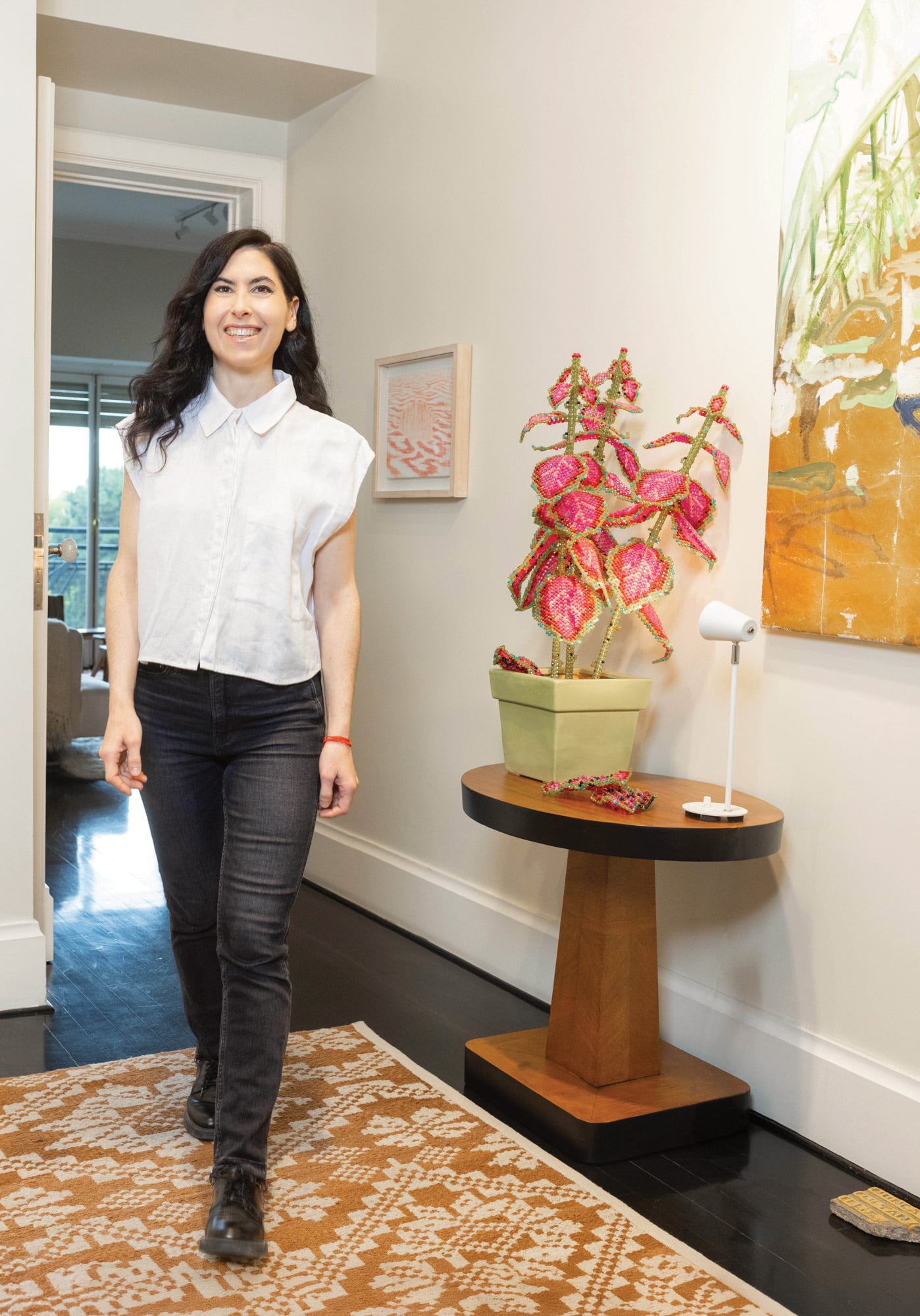 Mora, heredera natural de su mamá, es quien la secunda en la tarea de internacionalizar el arte argentino