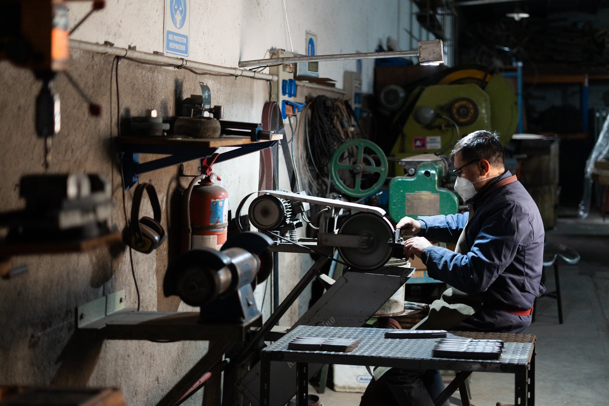 José es uno de los artesanos que trabaja en la cuchillería hace 30 años