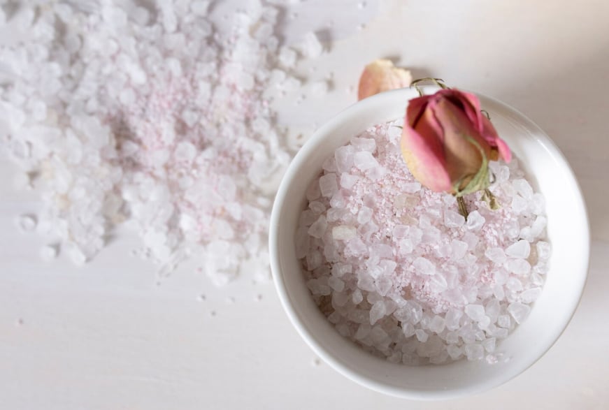 Este elemento simboliza limpieza y protección en distintas prácticas espirituales