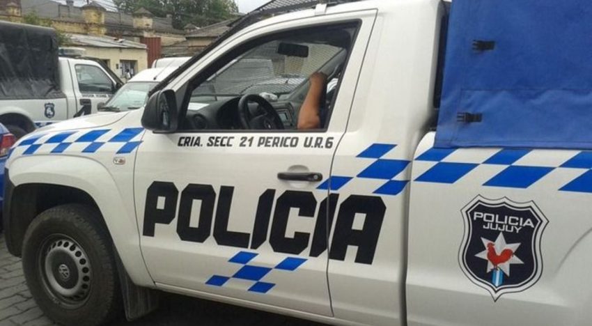 Una bombacha le cayó en la cara a un motociclista, lo hizo perder el control y casi ocurre una tragedia