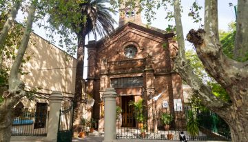 La magistral obra de Soldi que luce una capilla sencilla del conurbano