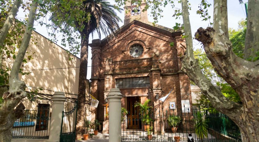 La magistral obra de Soldi que luce una capilla sencilla del conurbano