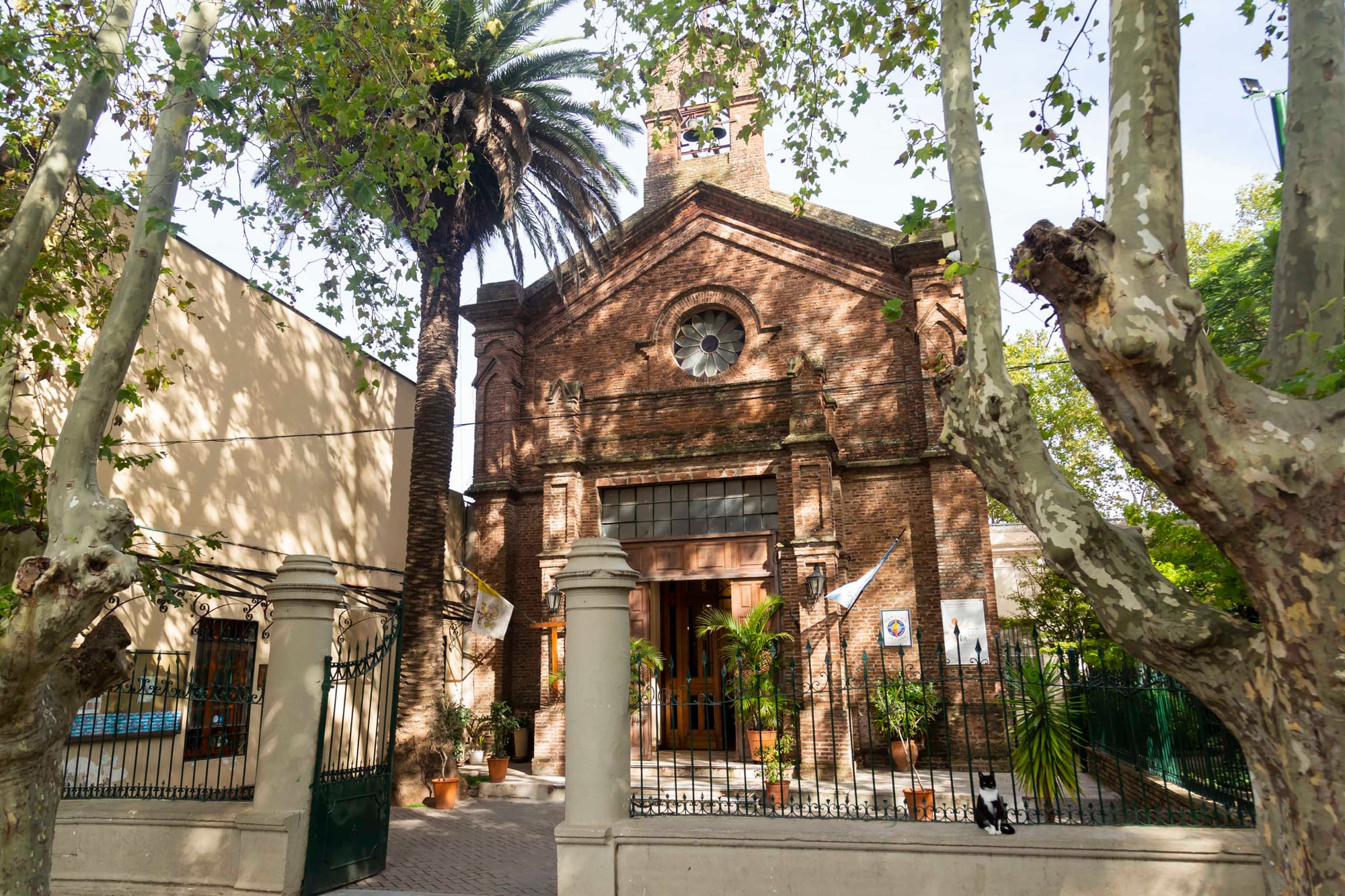 La fachada de estilo neoclásico se detecta en la intersección de las calles Aristóbulo del Valle y Raúl Soldi