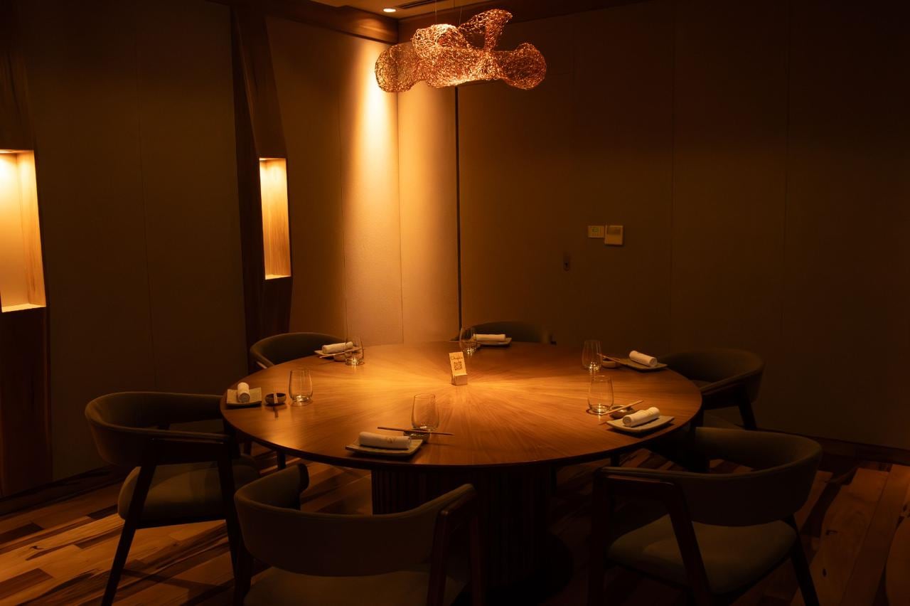 Iluminación tenue, mesa amplia y un servicio especialmente cuidado: el salón privado de Osaka Puerto Madero incluso tiene entrada independiente