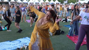 El método que propone Dafne Schilling: la nueva tendencia que combina baile, yoga, respiración y juego