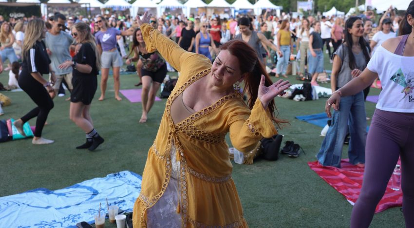 El método que propone Dafne Schilling: la nueva tendencia que combina baile, yoga, respiración y juego