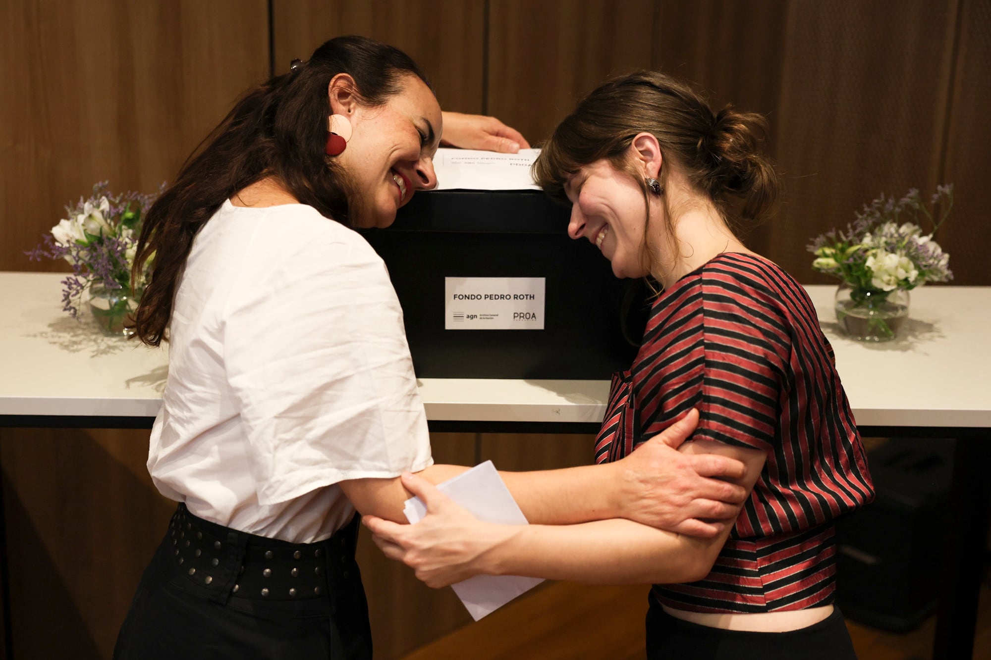Tras cuatro años de trabajo, Ana Clara Giannini y María D’ Ambrosio ordenaron en 70 cajas y un disco rígido el Fondo Pedro Roth, que desde ayer se guarda en la AGN