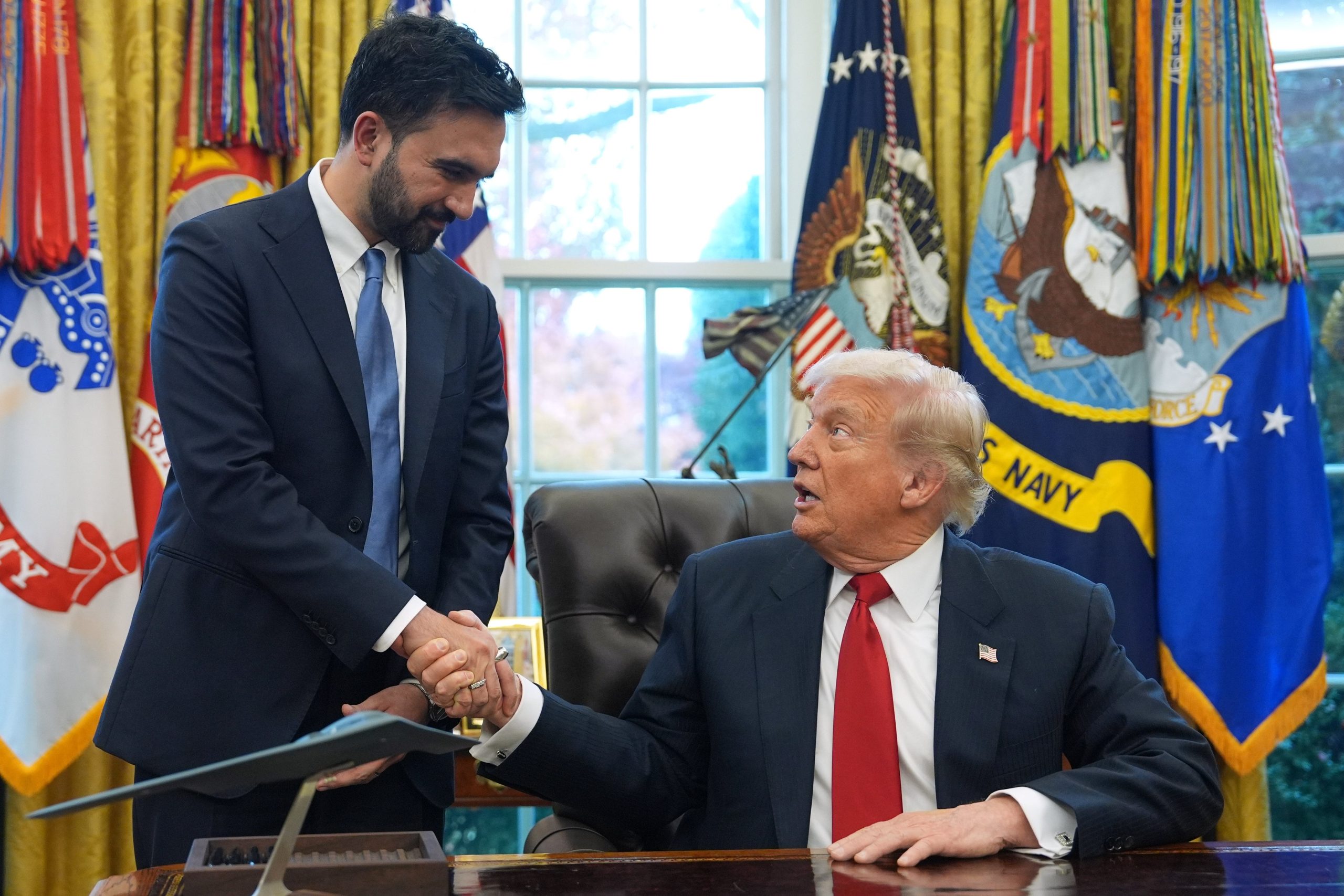 El presidente Donald Trump saluda al alcalde electo de Nueva York, Zohran Mamdani, en el Salón Oval.