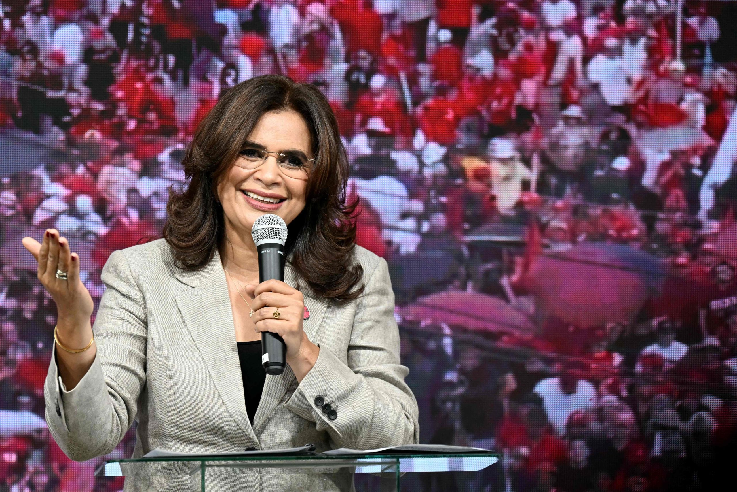 La oficialista Rixi Moncada en el cierre de campaña en Tegucigalpa. (Photo by Marvin RECINOS / AFP)