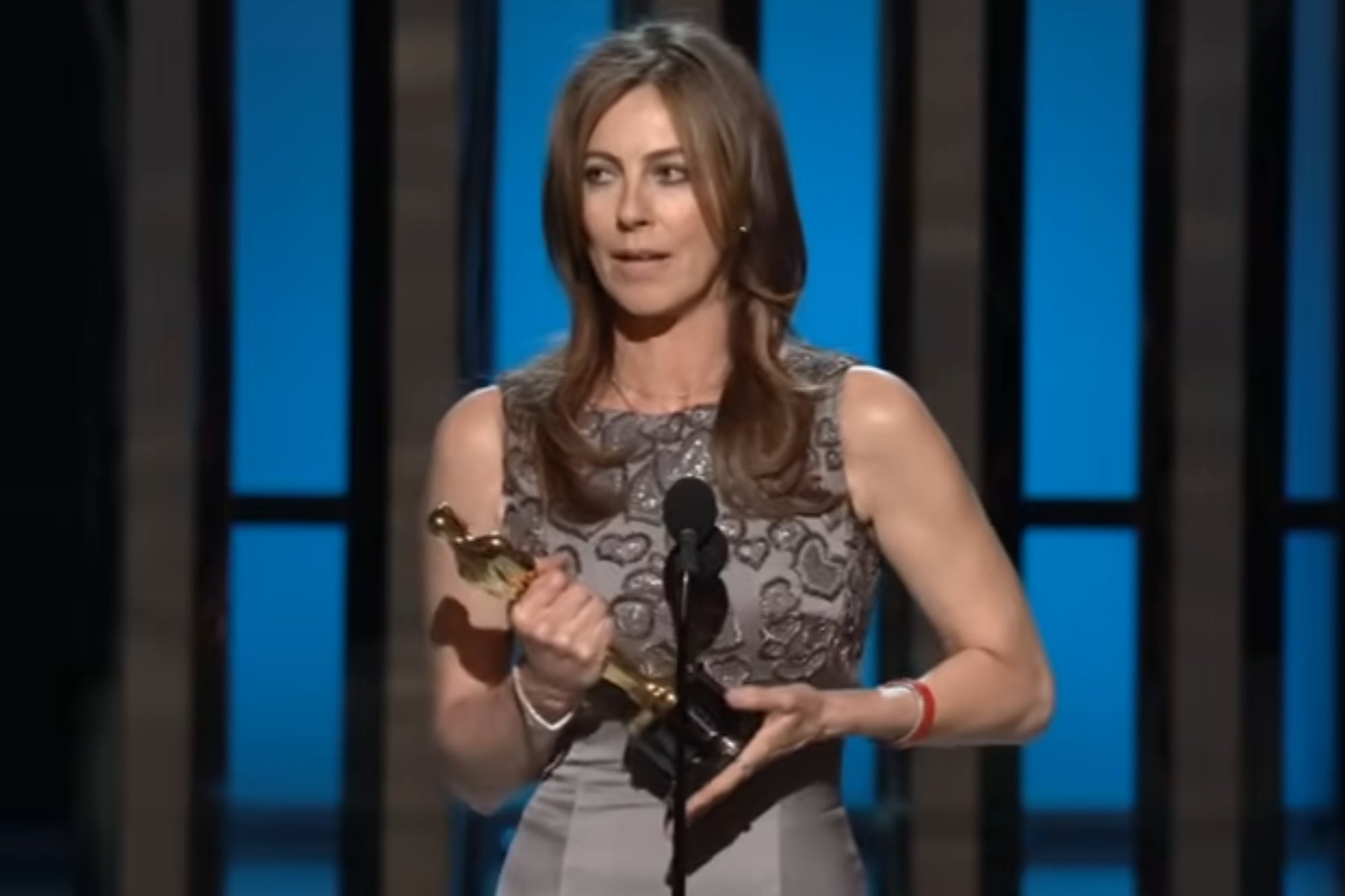 En los Oscar 2009, Kathryn Bigelow hizo historia como la primera mujer en ganar la categoría de dirección (Foto: Captura de video)