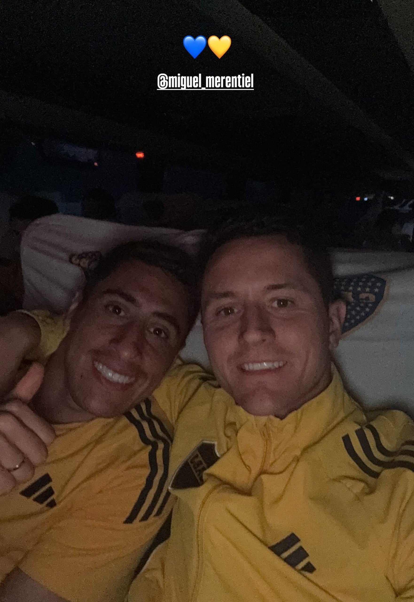 Ander Herrera sonríe junto a Merentiel en el micro, tras el agónico 2 a 1 de Boca sobre Estudiantes en La Plata (instagram.com/anderherrera)