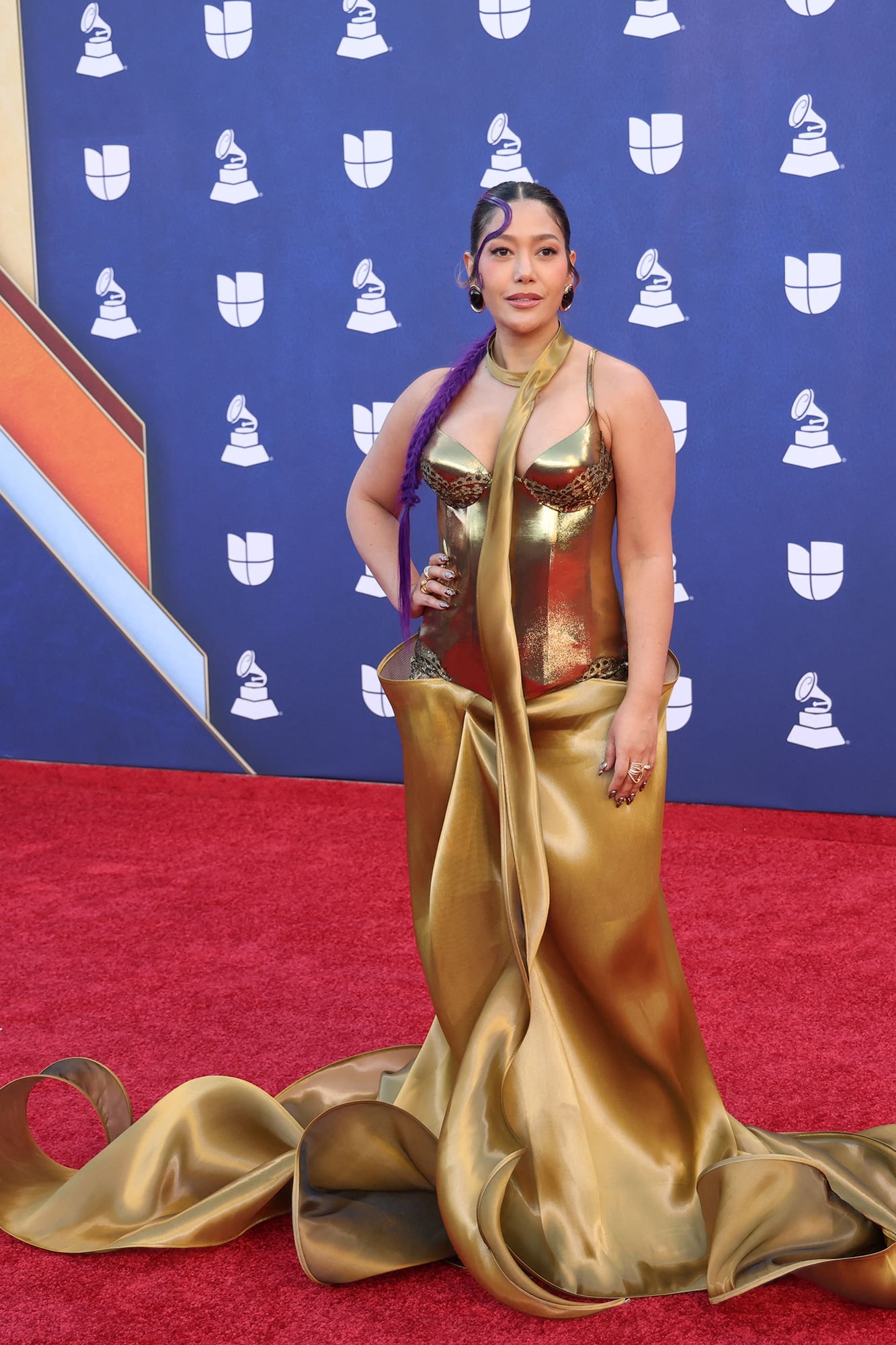 Fariana fue de las peores vestidas de la noche. La rapera colombiana combinó un corset metalizado con una falda que terminaba en extensos gajos irregulares. Un look muy teatral que, sin dudas, se llevó todas las miradas