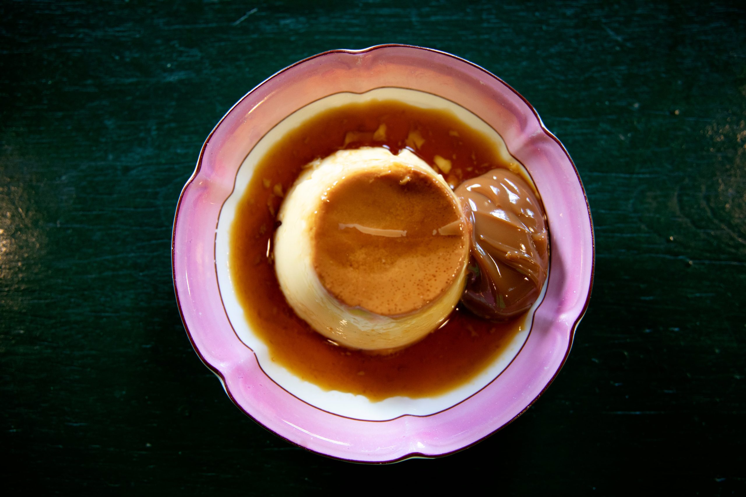 Flan casero, con dulce de leche, el postre emblema 