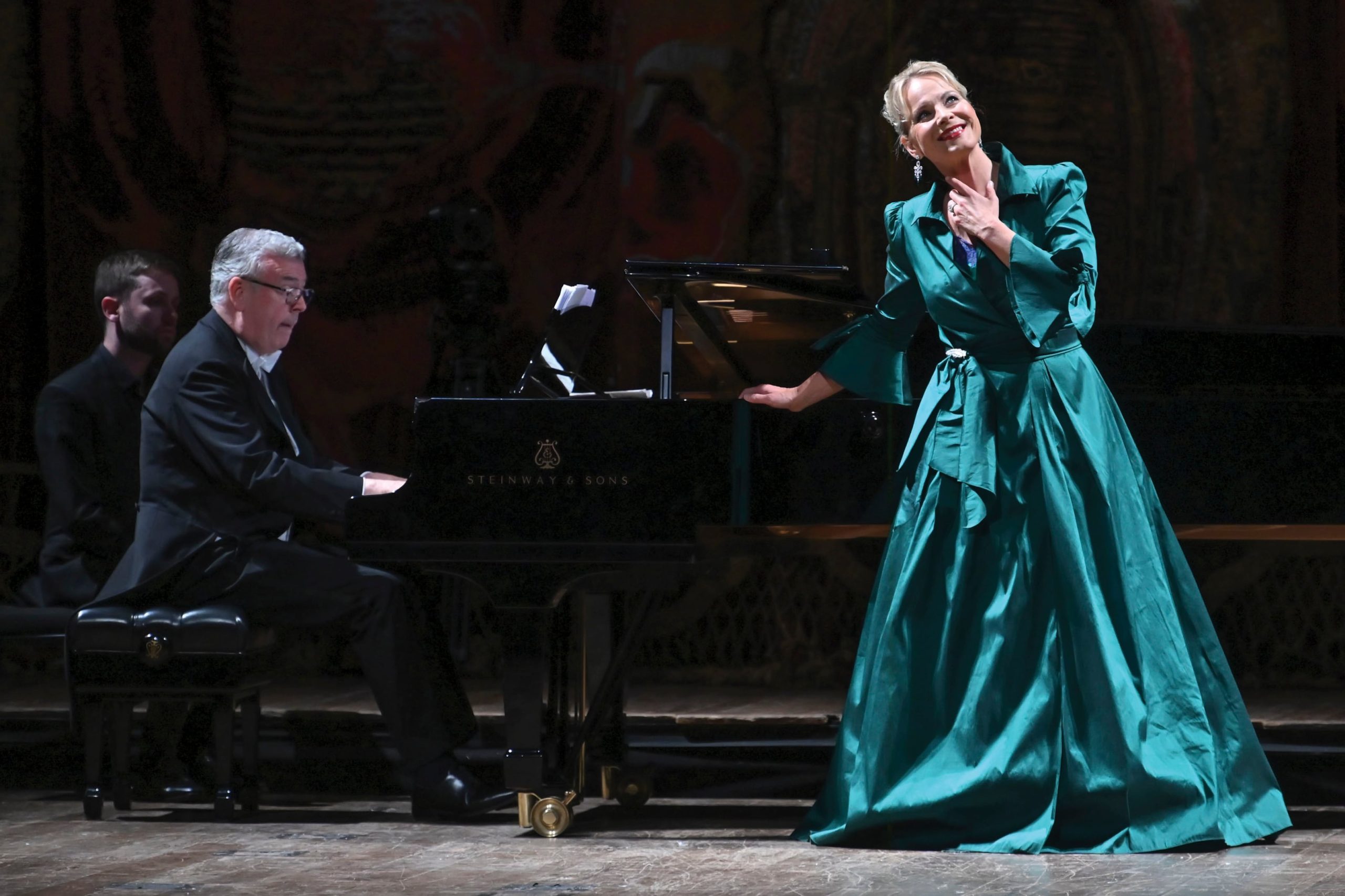 En esta segunda presentación en el Teatro Colón (la primera fue en 2019), Elīna brindó un repertorio diferente e intimista. Acompañada por el aclamado pianista Malcom Martineau, cantó no sólo canciones de cámara y arias de ópera clásicas, sino también canciones de Letonia. Ella contó: “Mi país tiene mucha historia con la música clásica. Cuando puedo, incluyo canciones letonas para que el público conozca mi idioma y sus colores musicales. Me da mucho orgullo hacerlo”. Como broche de oro, Garanča sorprendió con Mi Buenos Aires querido y, con este tango fuera de programa, hizo delirar al público aún más