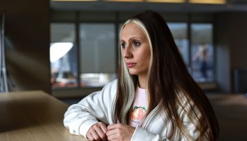 “Me obligó a pasarle fotos desnuda”