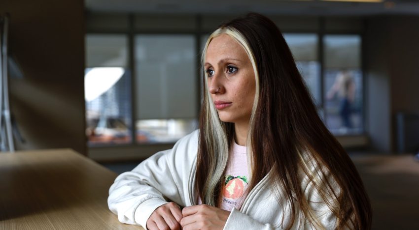 “Me obligó a pasarle fotos desnuda”