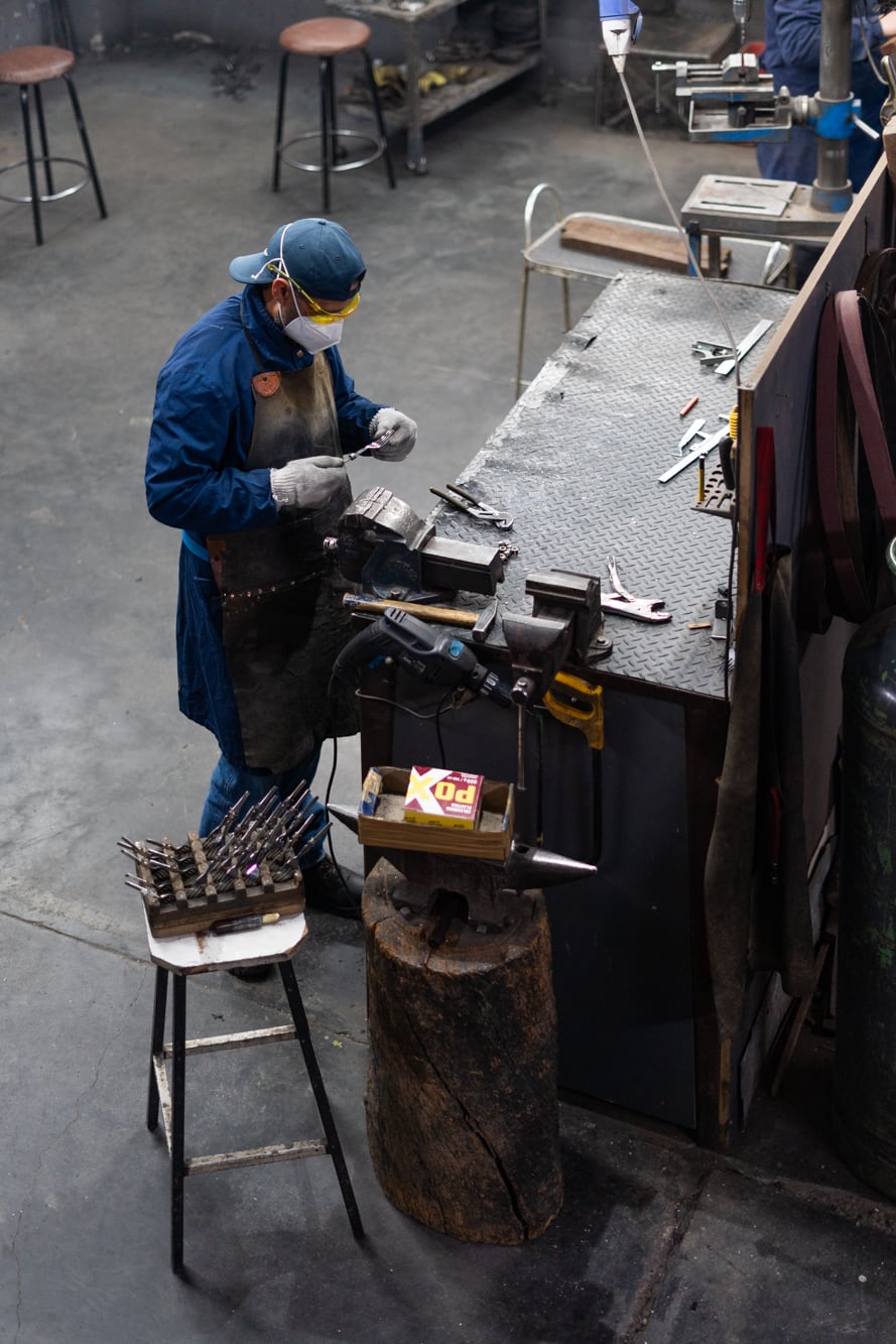 En el taller trabajan cuatro artesanos que elaboran cada pieza minuciosamente