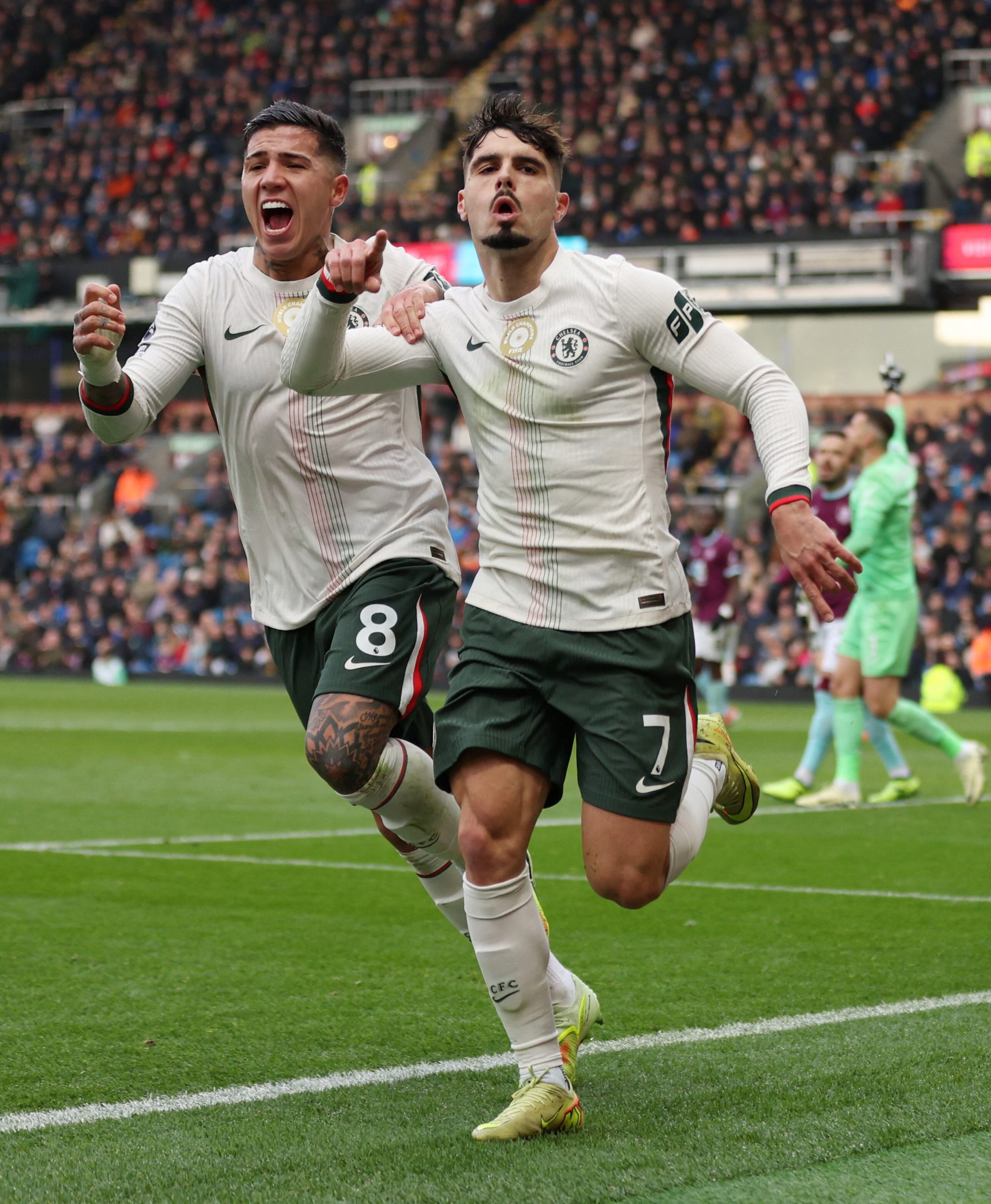 Burnley vs Chelsea por la fecha 12 de la Premier League del 2025.