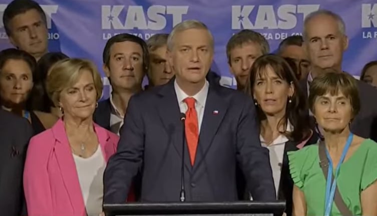 Kast junto a Matthei en el búnker del Pärtido Republicano