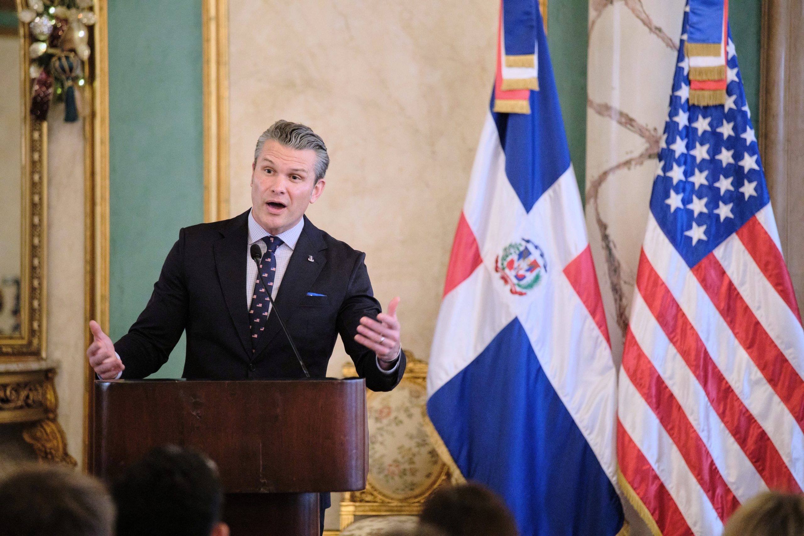 El secretario de Guerra de Estados Unidos, Pete Hegseth, en conferencia de prensa después de reunirse con el presidente dominicano Luis Abinader, el miércoles 26 de noviembre de 2025, en el Palacio Nacional de Santo Domingo, República Dominicana. (AP Foto/Ricardo Hernández)