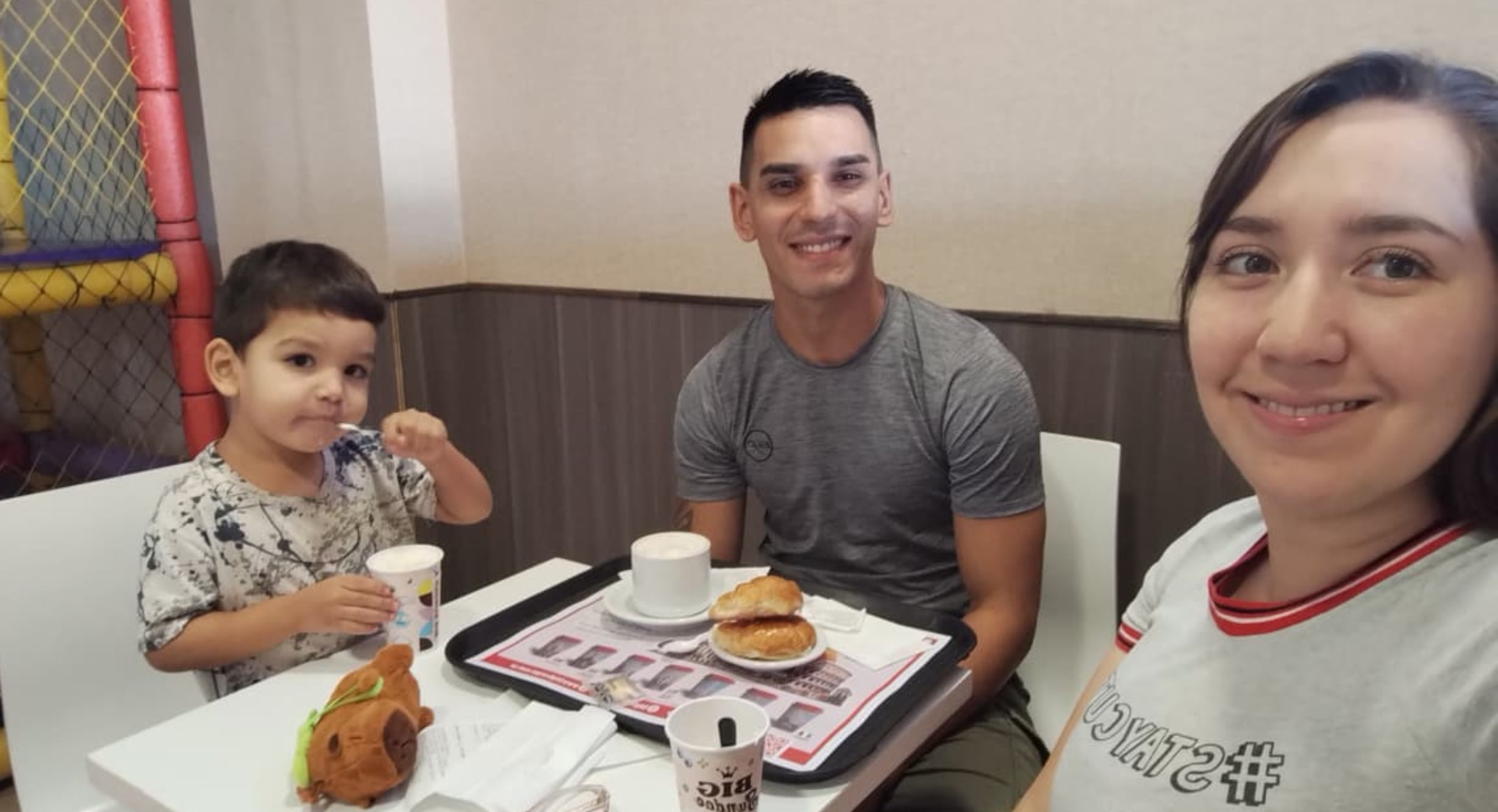 Con su pareja y su hijo.