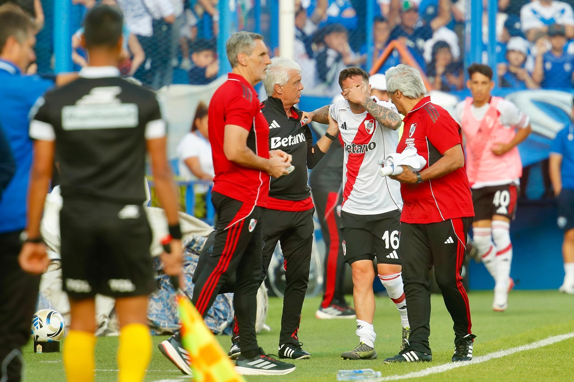 Fabricio Bustos sufrió una lesión y fue reemplazado por Agustín Obregón