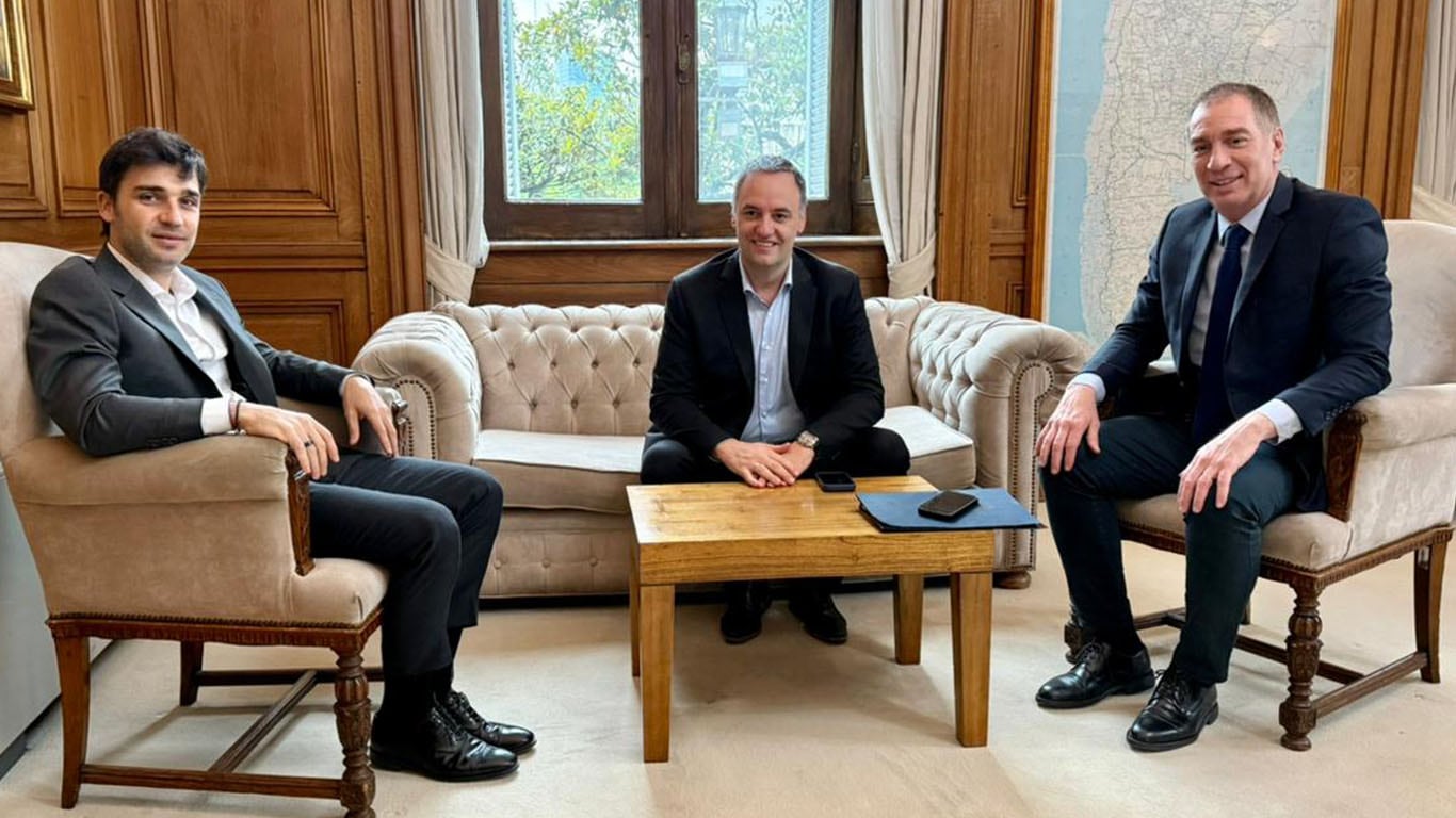 Santilli y Adorni ya se reunieron con otros mandatarios provinciales, como Ignacio Torres de Chubut. (Foto: Presidencia)