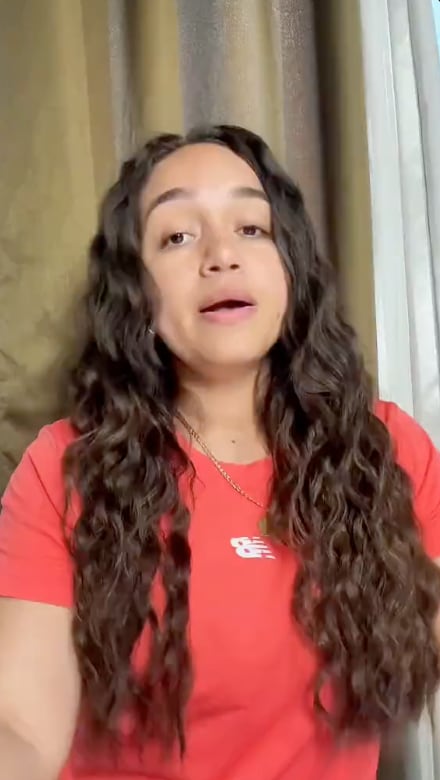 La joven señaló que permaneció 27 días detenida en un centro de inmigración