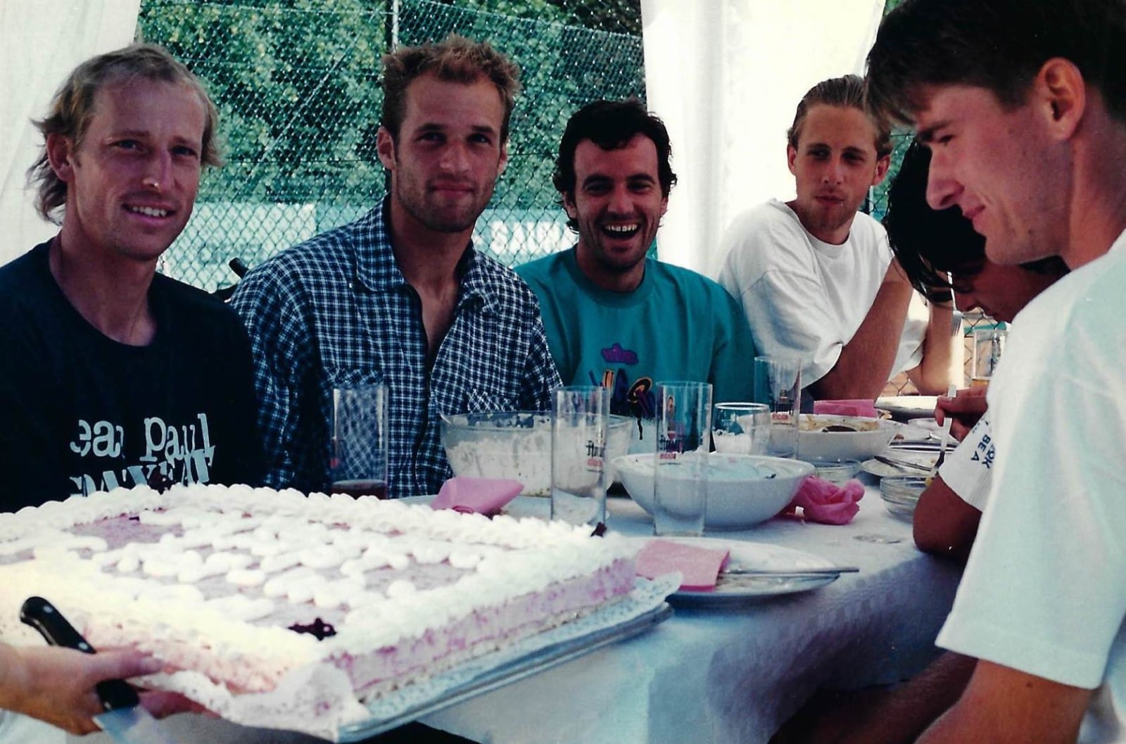 Una celebración entre los jugadores del Tennis-Club Rot-Weiß Hagen, en los 90: Frana, sonriendo, el tercero; Kohlmann a la derecha de la imagen, de remera blanca
