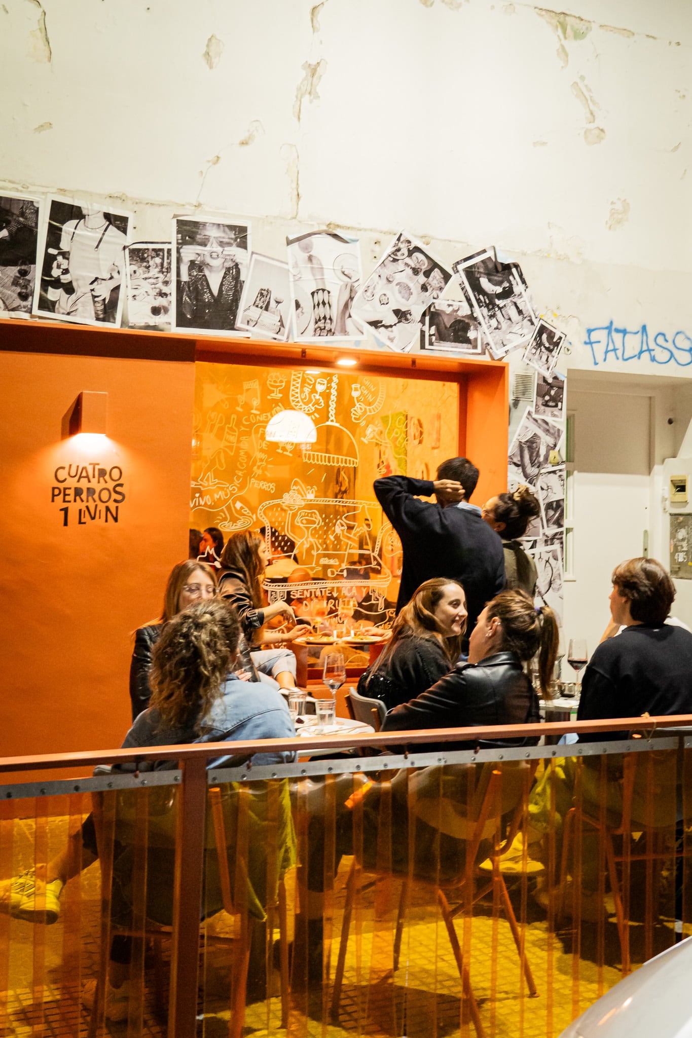 El ambiente animado a la noche, con mesas en la calle