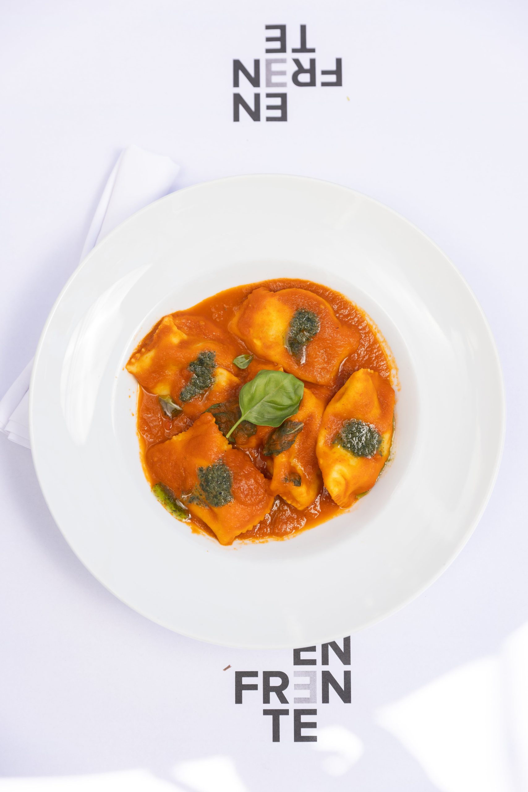 Los platos de Enfrente apuestan a la simpleza y la abundancia, con impronta rioplatense