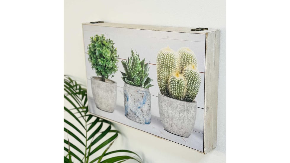 Esta cubierta para el contador eléctrico está hecha de madera.