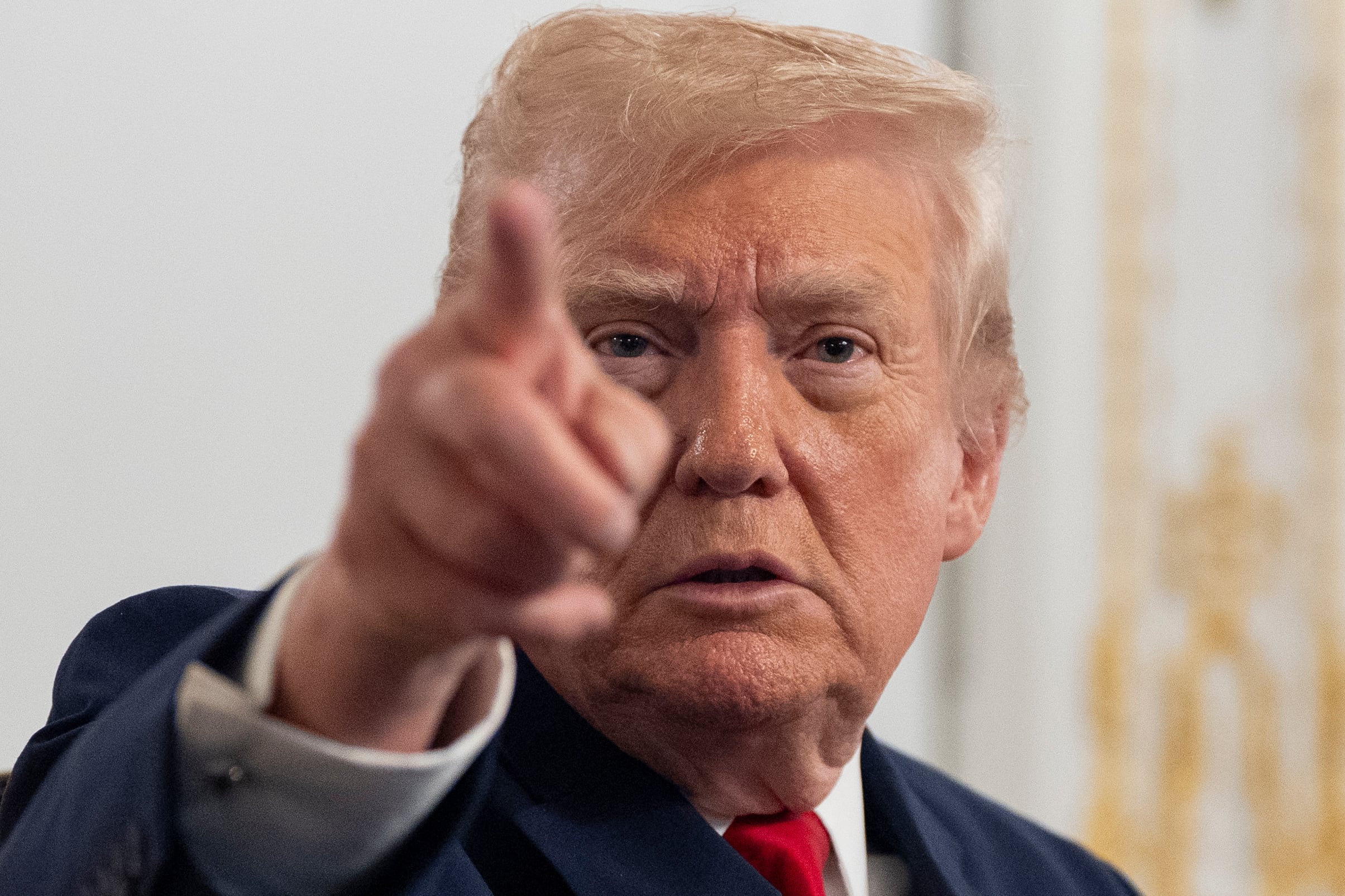 El presidente Donald Trump habla con los periodistas desde su club Mar-a-Lago el 27 de noviembre de 2025, en Palm Beach, Florida. (Foto AP/Alex Brandon)