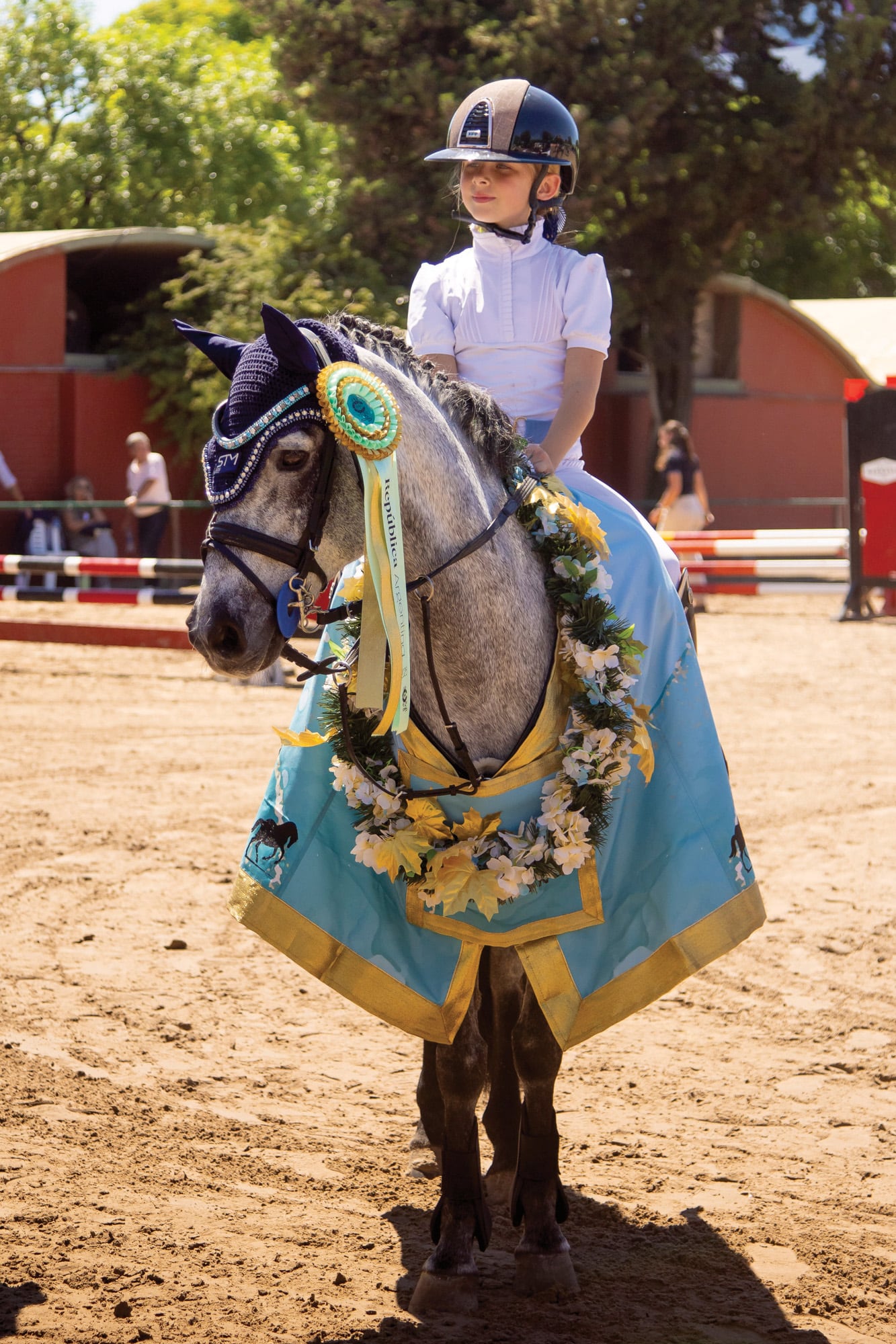 Con mucha actitud, Olympia, la hija mayor de Isabelle y del polista Clemente “Corchito” Zavaleta, se consagró campeona en la categoría Pony con su caballo, Le Chupetin