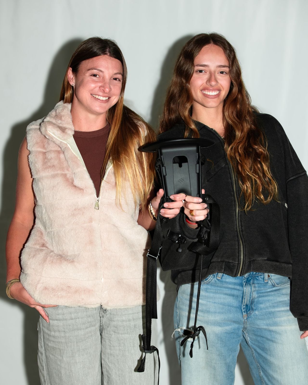 Las polistas Milagros Sánchez y Lupita Gonzalez con el protector en mano