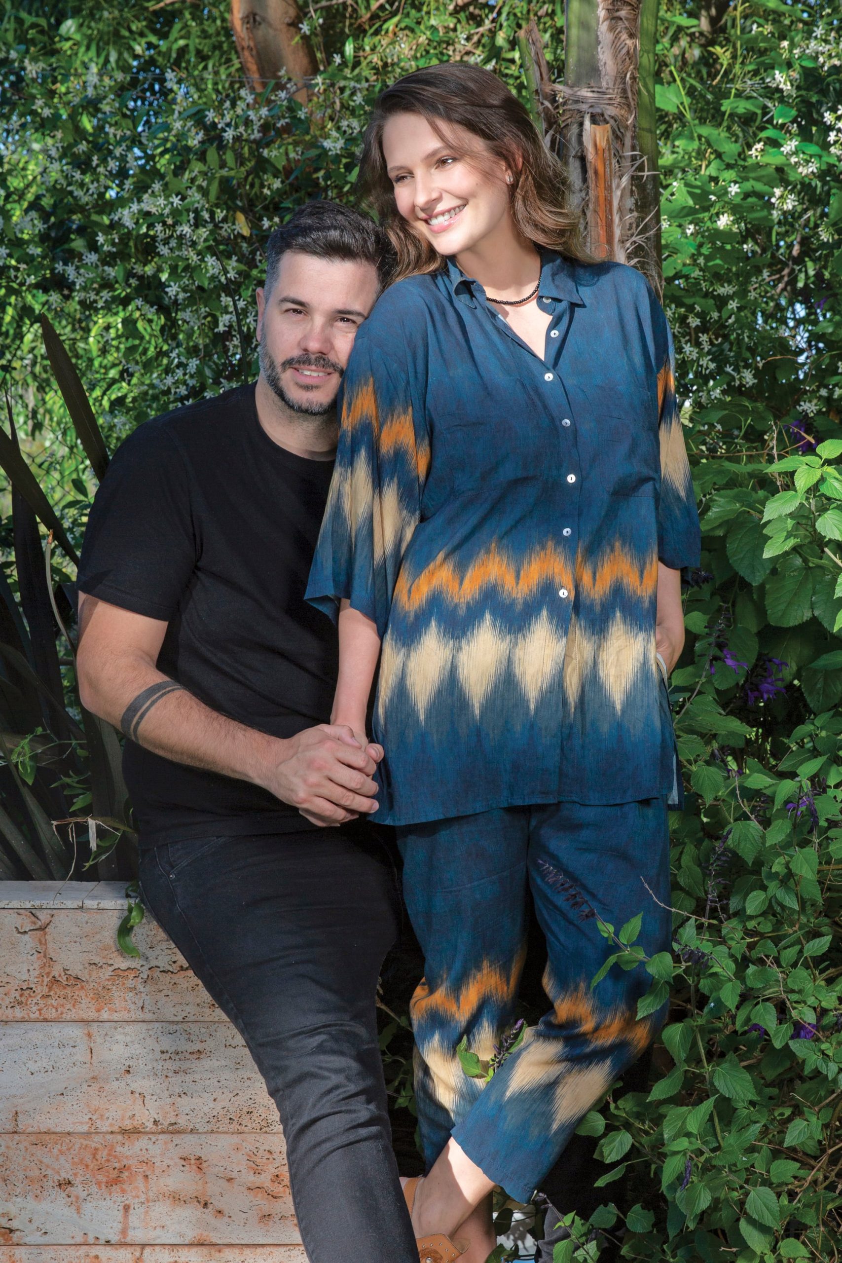 En el jardín de su mundo privado, el conductor y creador de contenidos Nicolás Magaldi abraza a Betiana