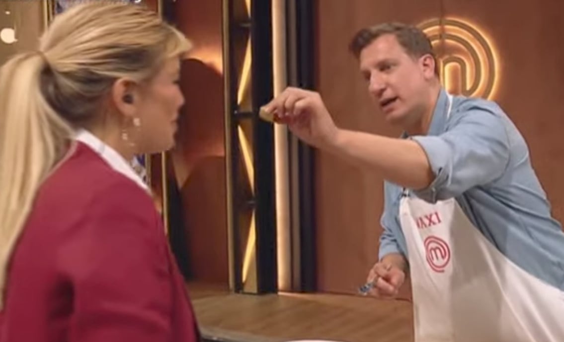 Maxi López le dio de comer una uva en la boca a Wanda Nara. (Foto: Captura Telefe)