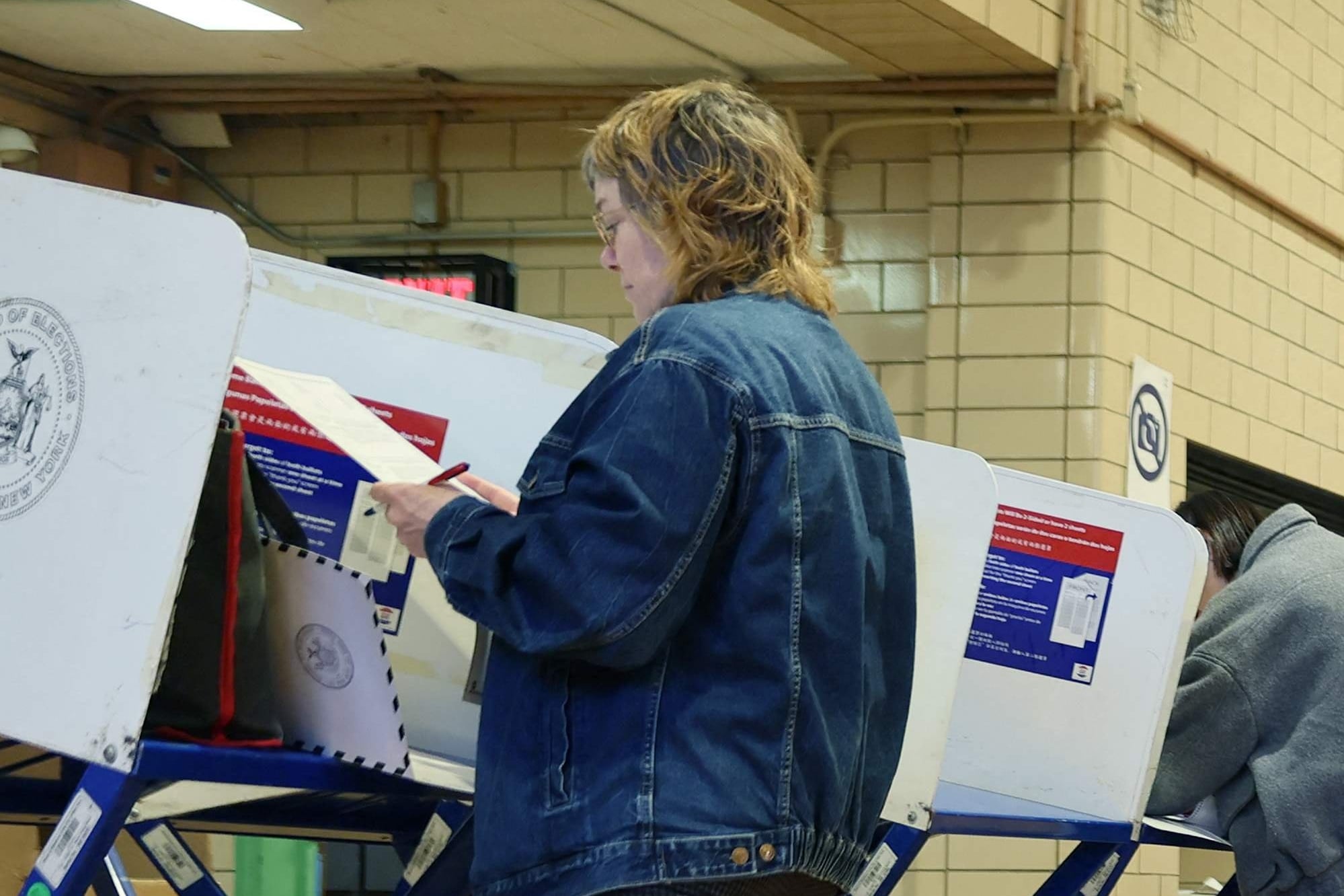 Personas votan en la elección general en la escuela P.S. 249 en el barrio de Flatbush, Brooklyn, Nueva York, el 4 de noviembre de 2025.  Michael M. Santiago/Getty Images/AFP (Foto de Michael M. Santiago / GETTY IMAGES NORTH AMERICA / Getty Images vía AFP)
