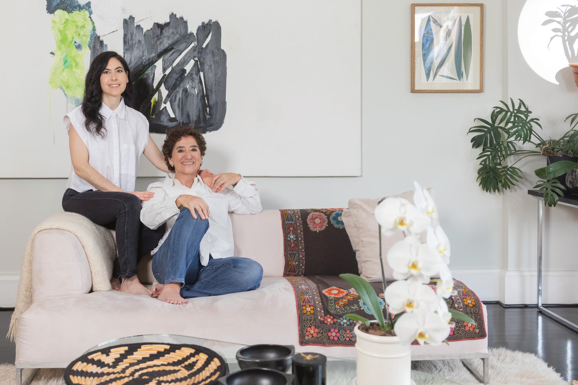 Posan juntas en el living de la casa de Orly (detrás de ellas, una obra de la artista Jazmín López). “Mi mamá tiene una personalidad que puede sobreponerse con muchísima altura a los golpes –dice Mora, que es mamá de Elisa y de Gaspar–. Ella siempre va para adelante”