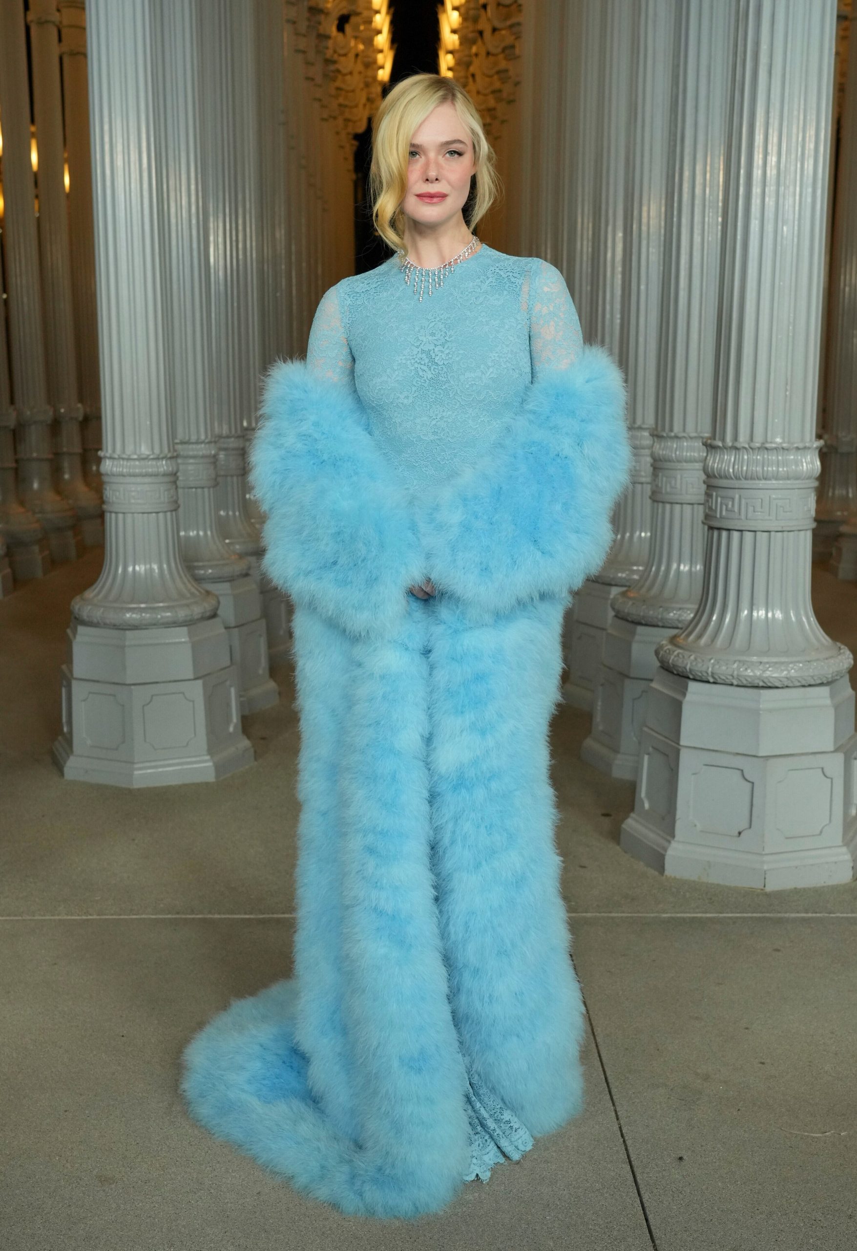 Elle Fanning combinó encaje y plumas. (Foto:  Jordan Strauss/Invision/AP)