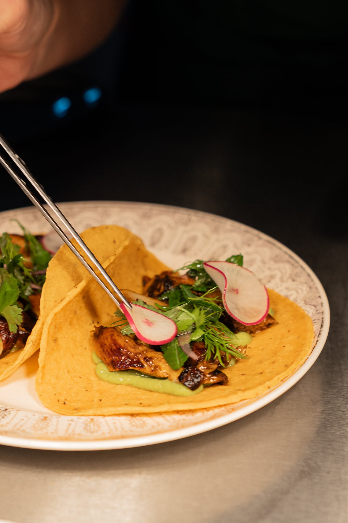Taquitos de hongos melena de león con guasacaca y hierbas
