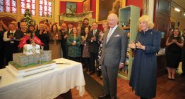 Con una torta muy original. El rey Carlos III viajó a Gales para celebrar su “agridulce” cumpleaños número 77