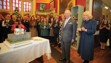 Con una torta muy original. El rey Carlos III viajó a Gales para celebrar su “agridulce” cumpleaños número 77