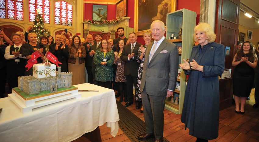 Con una torta muy original. El rey Carlos III viajó a Gales para celebrar su “agridulce” cumpleaños número 77