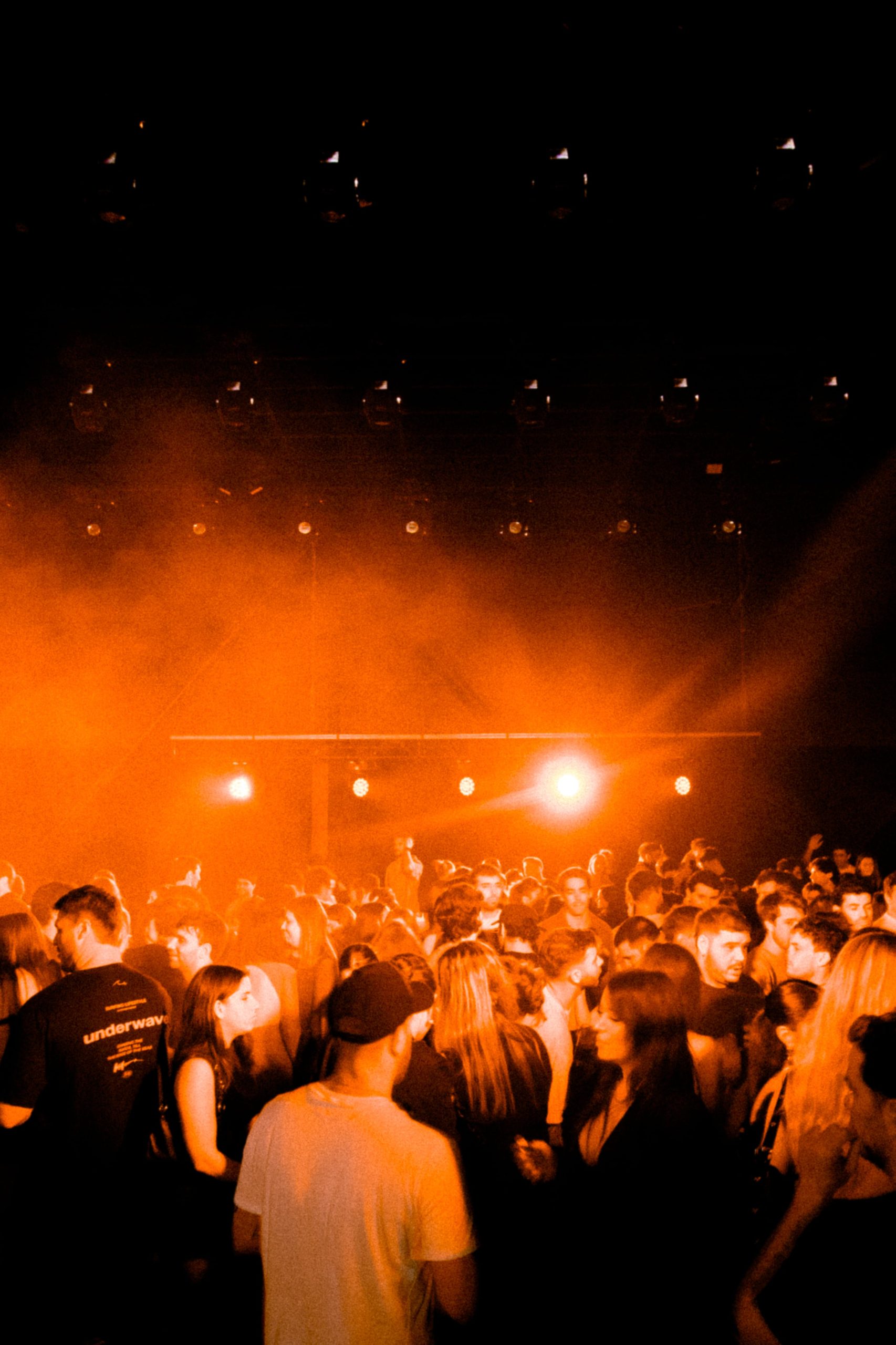 El salón de Archi se destaca por su amplitud, se agradece la separación justa entre las mesas, y el juego de opuestos en el que la solidez del hormigón se contrasta con la calidez de la madera