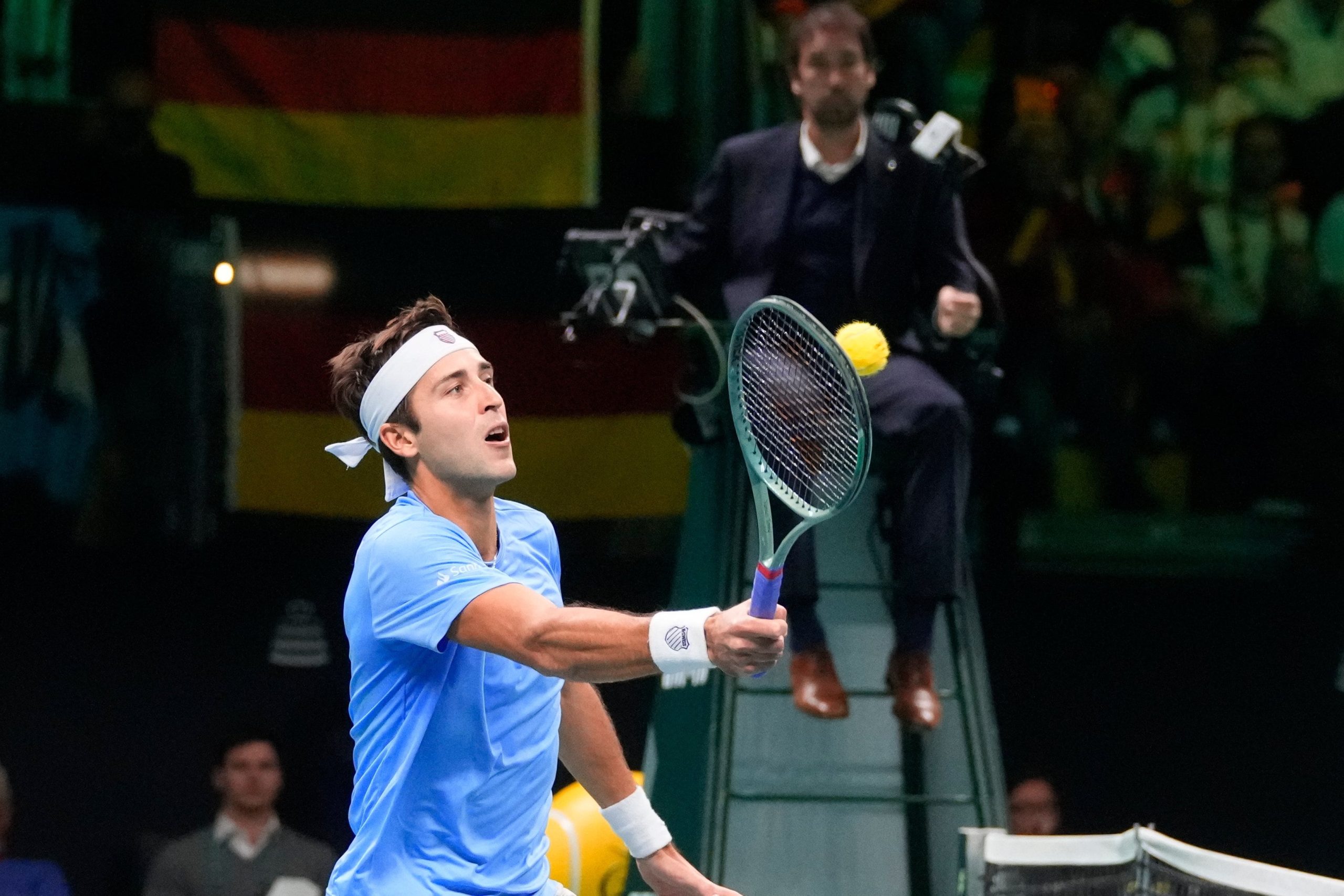 Tomás Martín Etcheverry volea durante su partido ante el alemán Jan-Lennard Struff